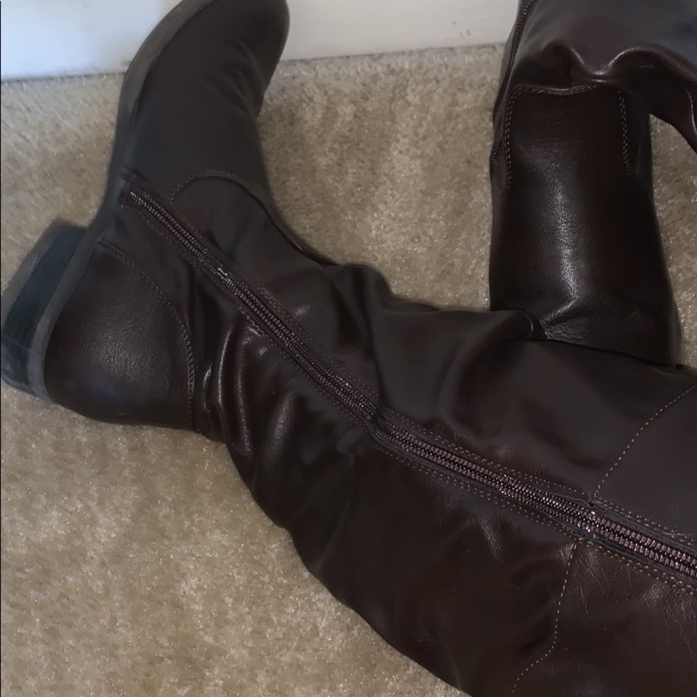 Women’s size 8 brown leather boots.